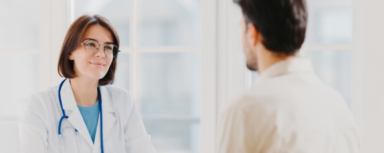 Médico hablando con paciente