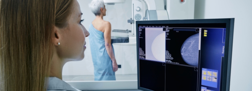 Mujer en mamografía