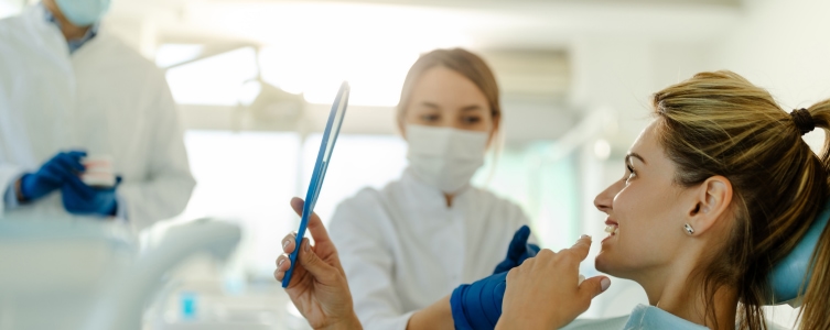 Mujer mirándose al espejo