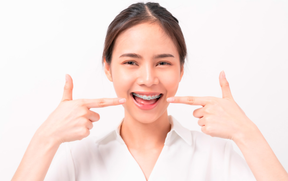 Niña sonriendo con ortodoncia
