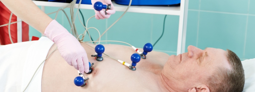 Paciente realizándose electrocardiograma