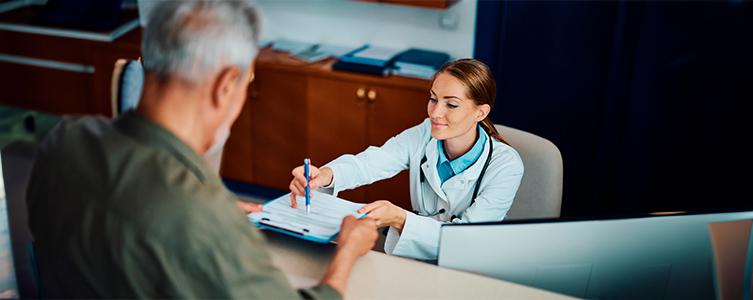 Recepcionista atendiendo paciente