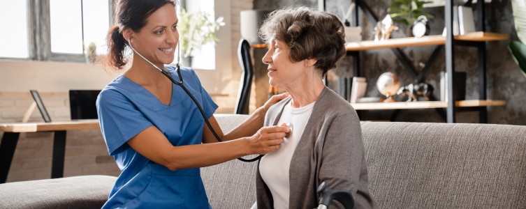 Cardiólogo atendiendo paciente