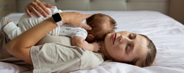 Mujer con bebé en su pecho