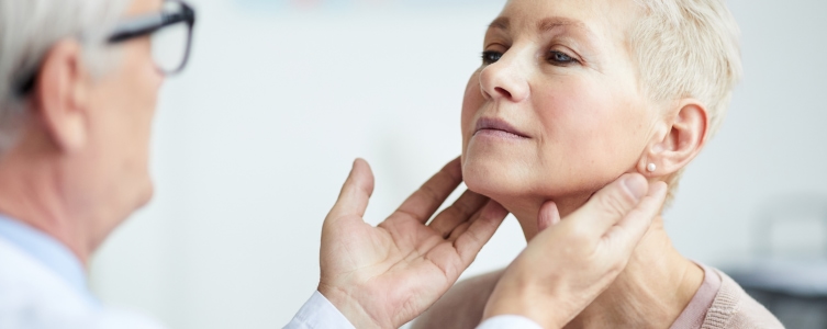 Endocrinólogo examinando paciente