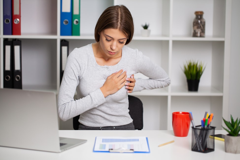 Mujer con dolor en el corazón