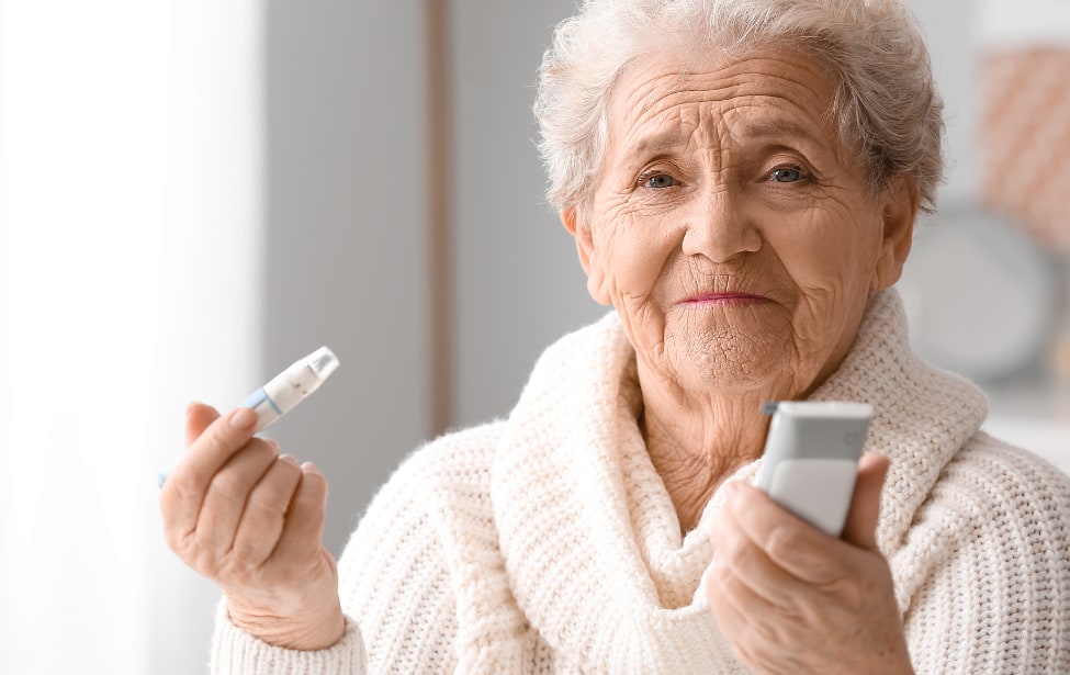 Adulto mayor revisando insulina