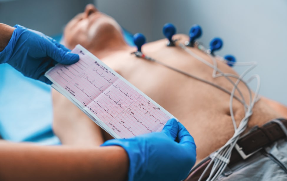 Hombre en examen de electrocardiograma