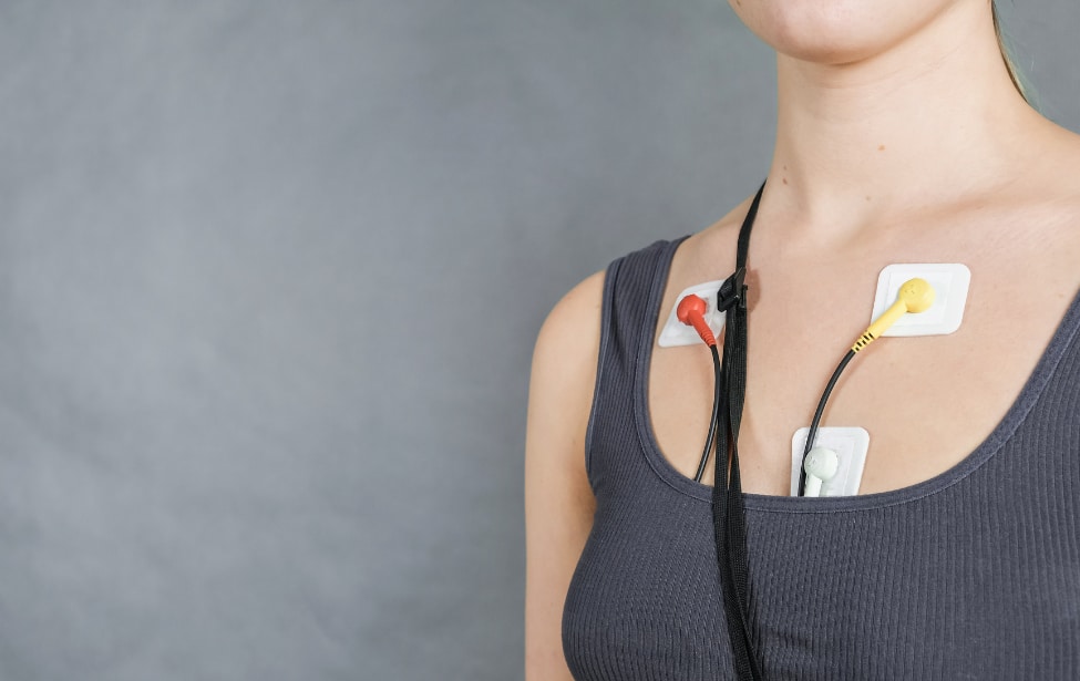 Persona con examen de Holter de ritmo cardíaco