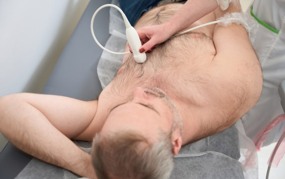 Persona en examen de ecocardiograma