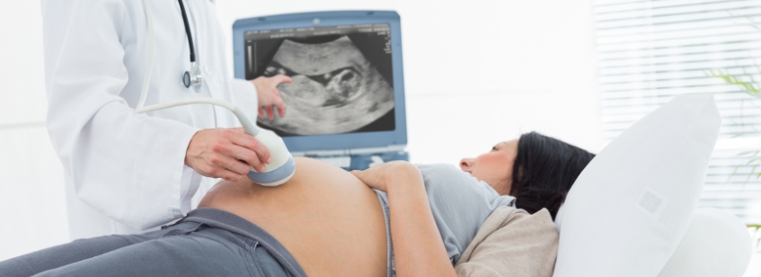 Mujer en ecografía obstétrica