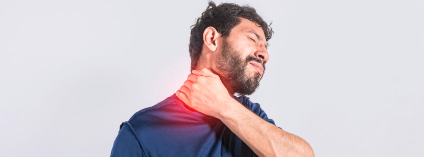 Hombre con dolor en el cuello