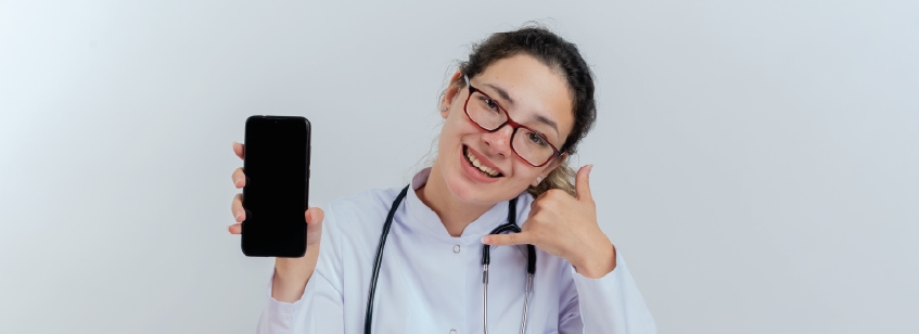 Mujer con un celular en la mano