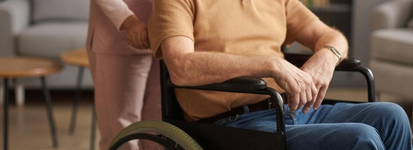 Adulto mayor en silla de ruedas