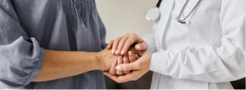 Imagen de paciente estrechando manos con un doctor