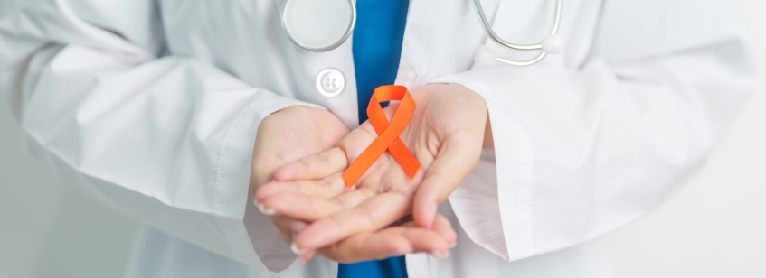 Mano con cinta del cáncer