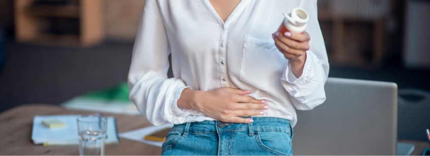 Mujer con píldoras en la mano