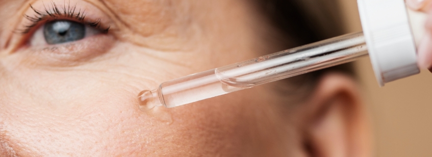 Mujer con gotario en la mano