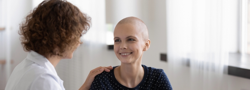 Doctora con paciente con cáncer