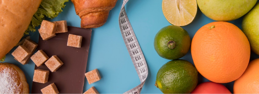 Frutas y una cinta de medir