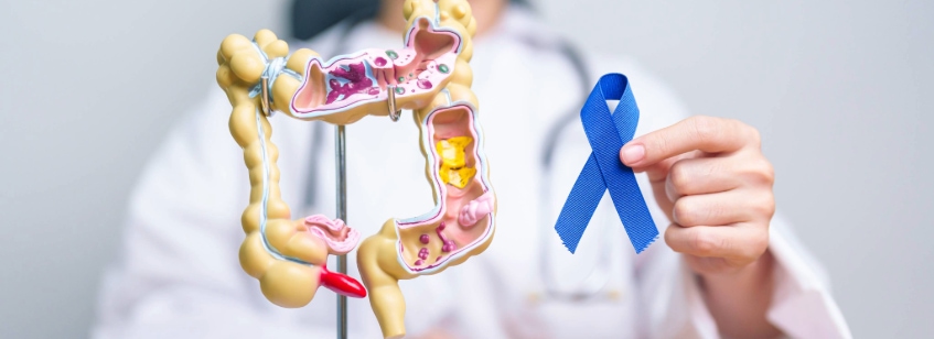 Mano sosteniendo liston azul