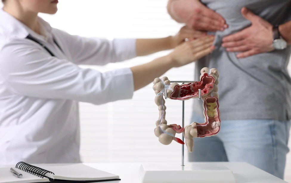 Doctora examinando paciente