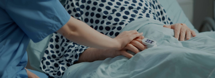 Manos de persona con cáncer