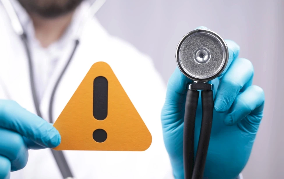 Estetoscopio y signo de exclamación